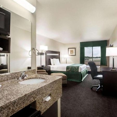 Travelodge By Wyndham Livonia Exterior foto